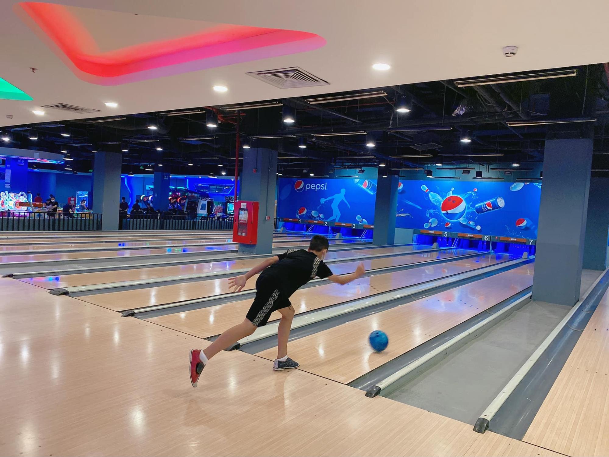 khu vui chơi bowling ở Vincom Mega Mall Times City