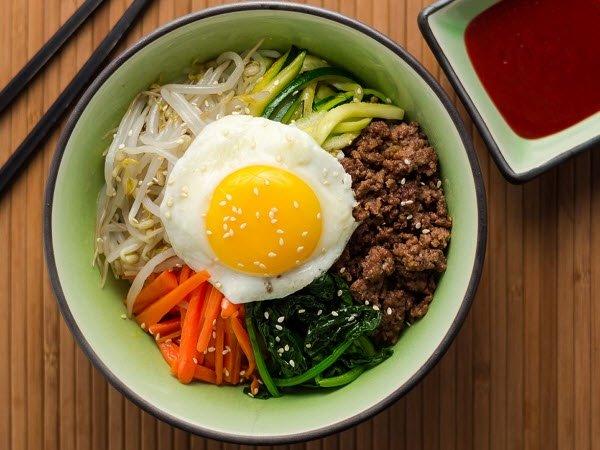 Cuối tuần rảnh rỗi, trổ tài làm món cơm trộn kim chi chua cay, hấp dẫn không thua gì ngoài hàng - Ảnh 1.